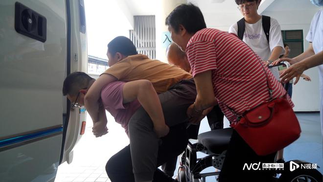 lol比赛押注平台(中国)官方网站对抗肌无力：佛山罕见病少年坐轮椅抵达华南理工大(图1)