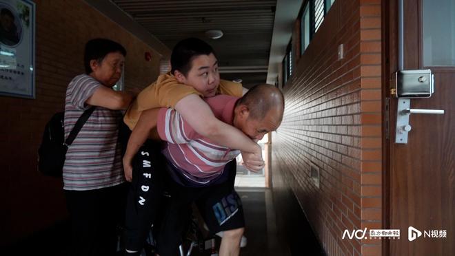lol比赛押注平台(中国)官方网站对抗肌无力：佛山罕见病少年坐轮椅抵达华南理工大(图3)