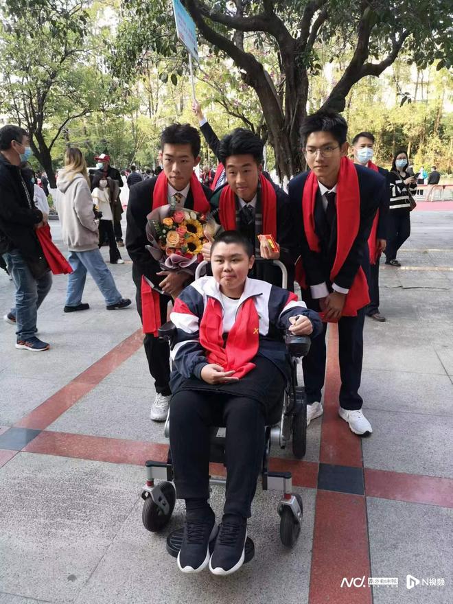 lol比赛押注平台(中国)官方网站对抗肌无力：佛山罕见病少年坐轮椅抵达华南理工大(图2)