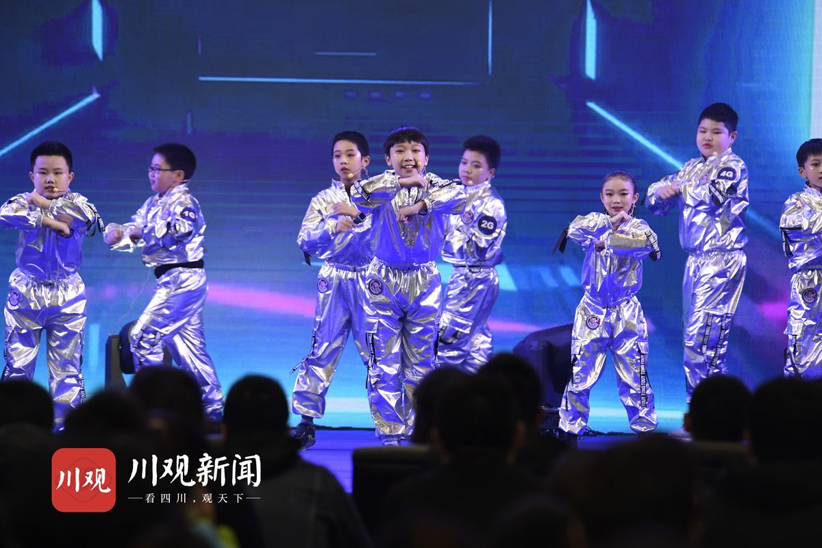 lol比赛押注平台视频｜成都中小学生与机器人一起跳舞打太极 乐享“科技大餐”(图2)